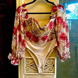 Pretty floral bodysuit lots of details in this corset top perfect with jeans